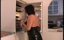 Mature NL: Geile rijpe huisvrouw penetreert zichzelf met groenten
