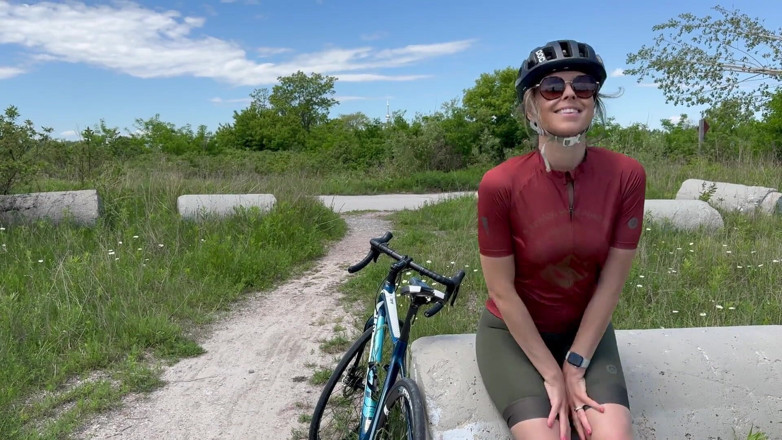 Serenity Cox: Sexig cyklist ger mannen en avsugning innan han får oskyddad...