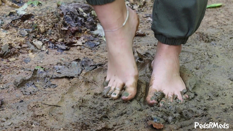 PedsRMeds: Peaches Kim a piedi nudi nel fango