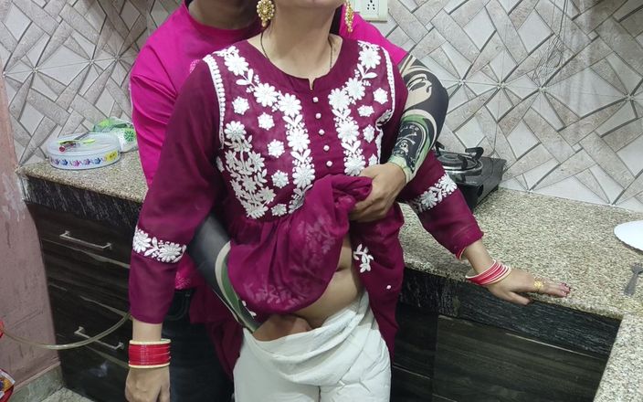 Horny couple 149: Индийскую дези бхабхи жестко трахнул ее Devar на кухне, хинди