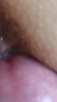 Mi coño meando para ti y mi culo guiñando un ojo para ti. Por favor, follame y puño en mi coño. Primer plano