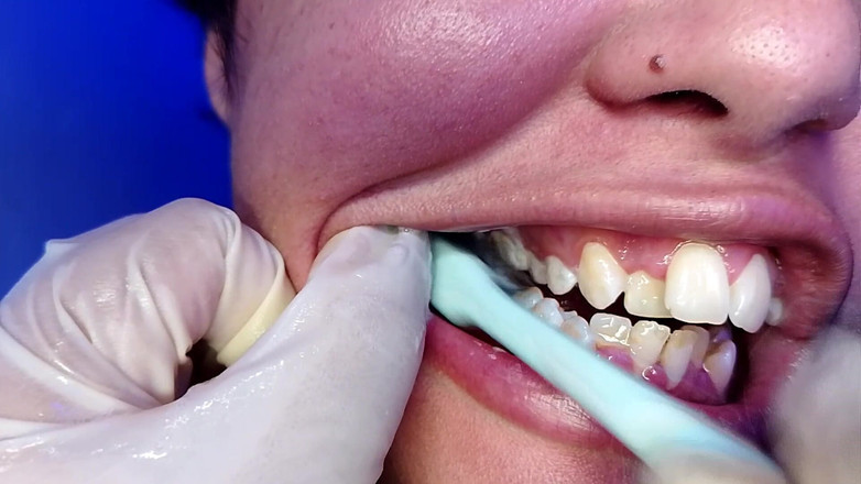 Elimoon: Meine Zähne putzen und ihnen meine Zähne zeigen (nahaufnahme)