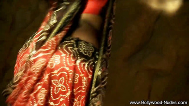 Bollywood Nudes: Roztomilá indická teenagerka tančí!