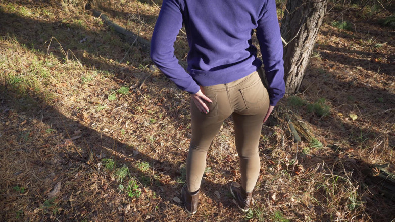 Teasecombo 4K: Любительська мамка в вузьких джинсах дражнить свою тугу дупу в лісі