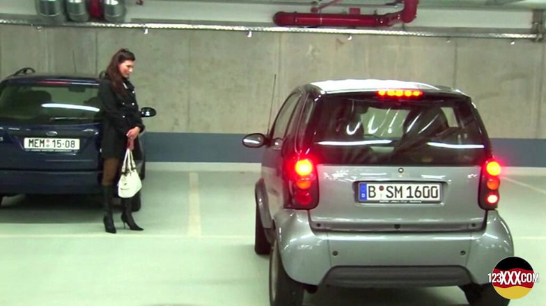 123XXX - Fucked Amateurs in Germany!: Ngay sau khi cô ấy nhìn thấy anh ấy, cô ấy biết anh ấy...