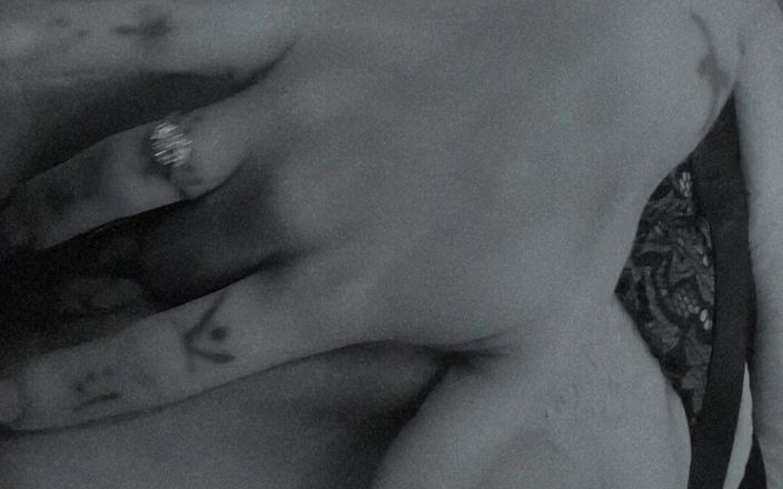 LilMunchkin_66: Gata sexy esguichando em lingerie