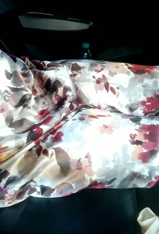 Naomisinka: Masturbare cu rochie de flori din satin