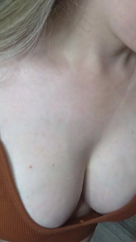 Blonda sexy țâțoasă face sex minunat după muie! Ejaculare pe țâțe mari