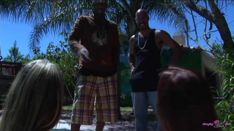 Naughty Black Girls: Zwei freundinnen mit dicken titten chillen am pool und dann...