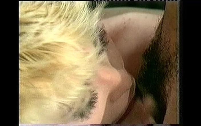 TRANS-ATLANTIC: Orta yaşlı seksi kadın trans nostaljik götten sikiliyor ve üç büyük...