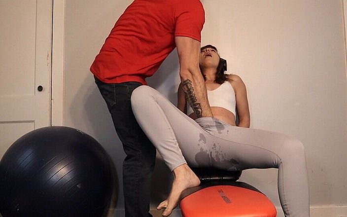 Jess Tony squirts: Ab egzersizim sırasında yoga pantolonuma fışkırttı (güçlü orgazm)