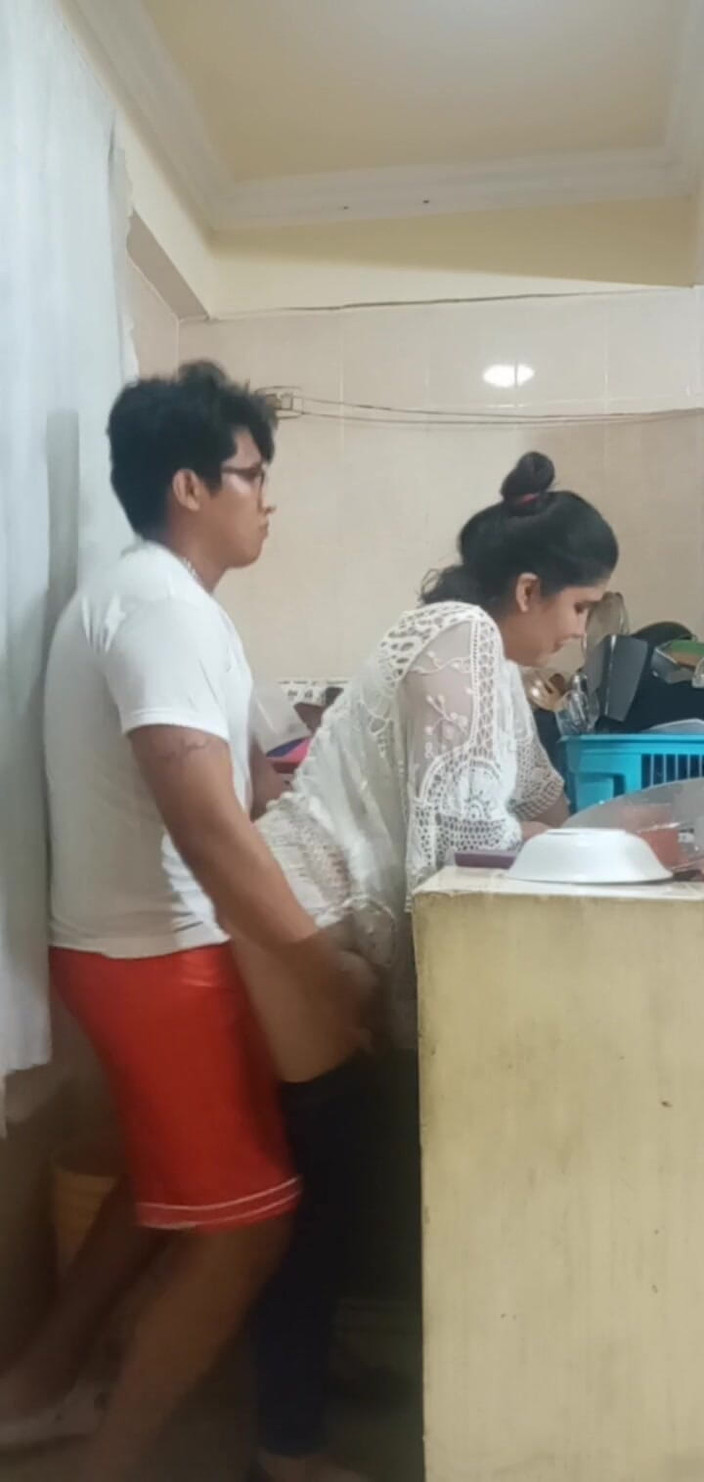 E-Alfa: Pembantu nakal ini lagi asik cuci piring di dapur