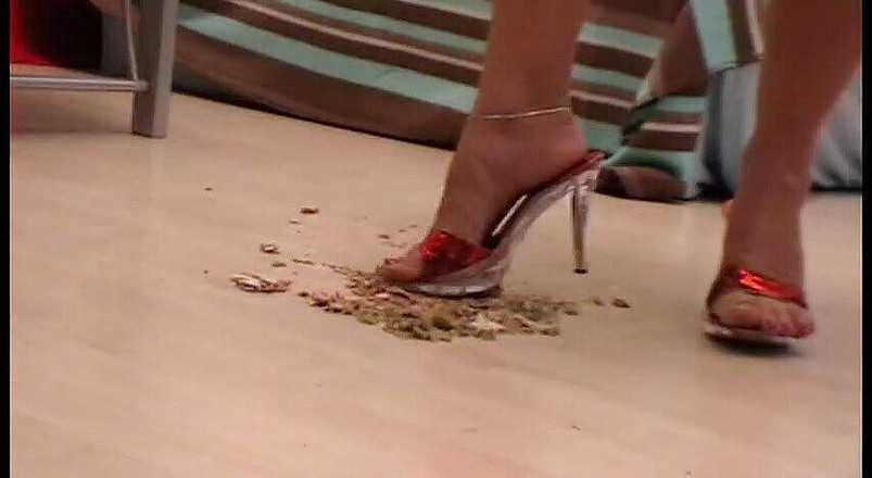 Foot Girls: Elegantní blondýnka na vysokých podpatcích šlapá