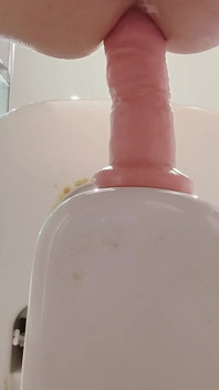 Aku lagi asik muasin memekku pakai dildo ukuran 9 cm