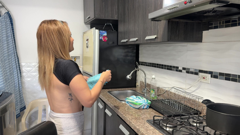 KenaySexxx: Büyük götlü üvey anne küçük üvey oğluna bir kadınla nasıl sikişeceklerini öğretiyor ve...