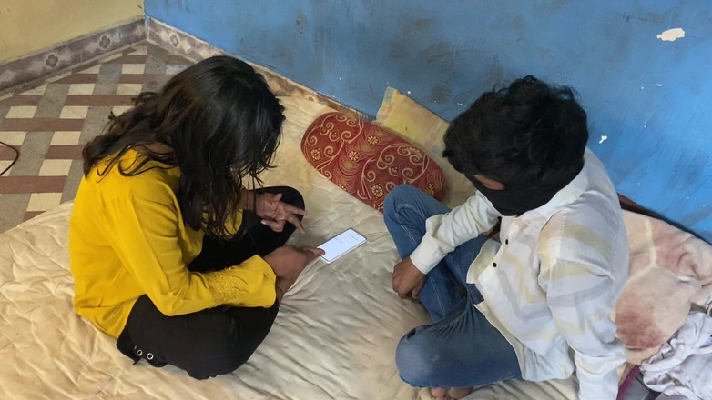 Indian Teen Girl's: Açık havada seks üvey erkek kardeş ve üvey kız kardeş kapının dışında...