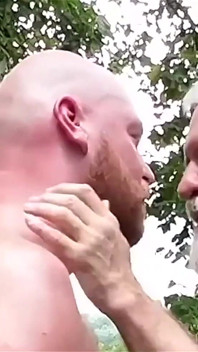 Le Papa Sexy Allen Silver Baise Passionnément Logan Stanley