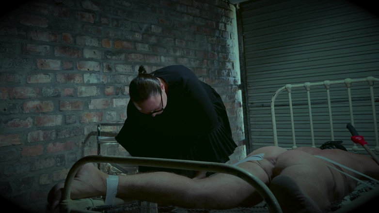 Mistress April: 奴隷のための残酷なベッド