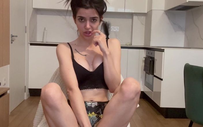 silicone_brunette: Tükürük ve dildo sakso gösterisi