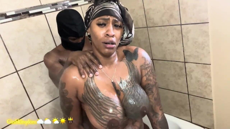 Onlyfanscushkingdom1: Garota cubana gostosa e sexy mostra suas tatuagens e depois é...
