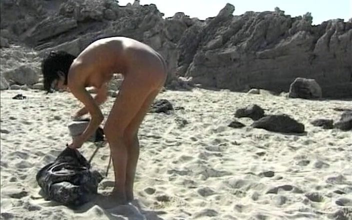 Deutscher hardcore: A Hot German Chick Gets Double Penetrated on the Beach