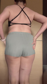 Líbí se mi moje krátké šortky na mém sexy zadku