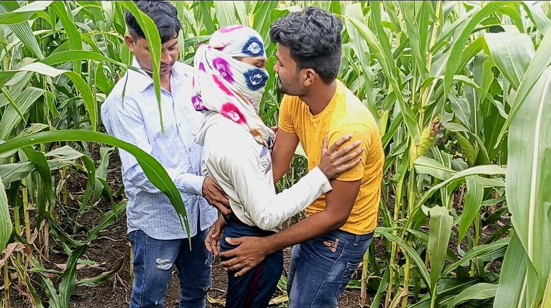 Indian Hijraji: Boyfrend waria india dientot sama teman barunya di ladang jagung