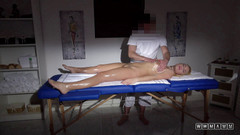 Tender Surrender: Sexy blondýna s zadkem si užívá naolejovanou masáž