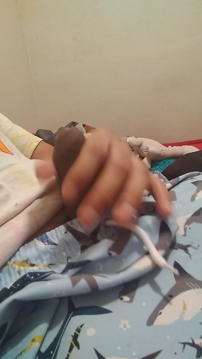 AlexAlejandro13: Dotknij mnie nad moimi ubraniami