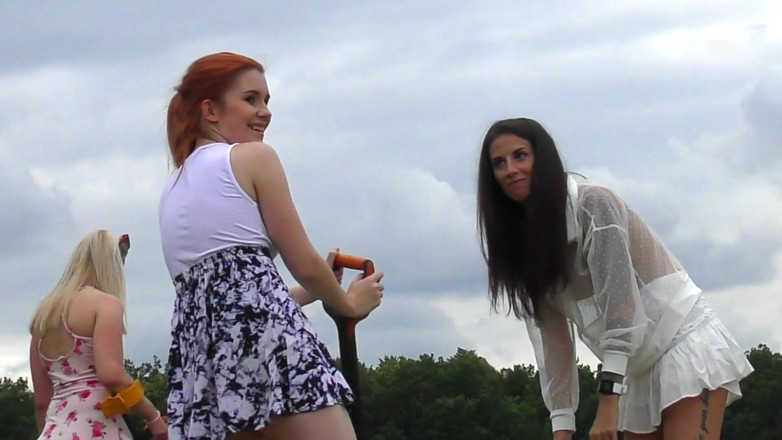 Leon Lambert Girls Twerk Parties CFNM: Сокровище без трусиков