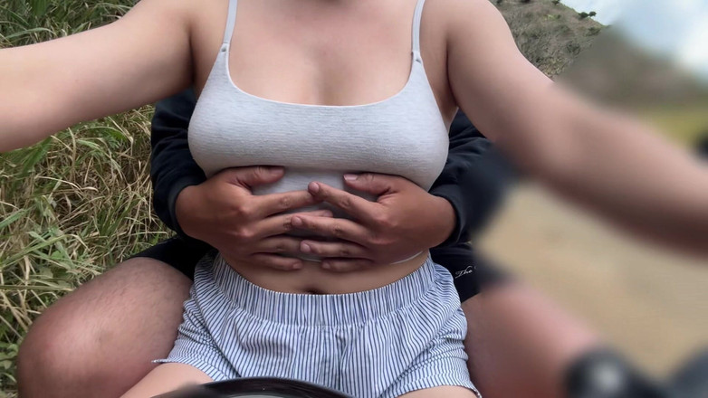Sweetfantasy131: Didi klient si všimne, že nemám podprsenku a strčí ho prsty...
