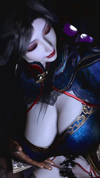 3D sexy cosplay děvka v sexy šatech je ošukaná velkým černým pérem