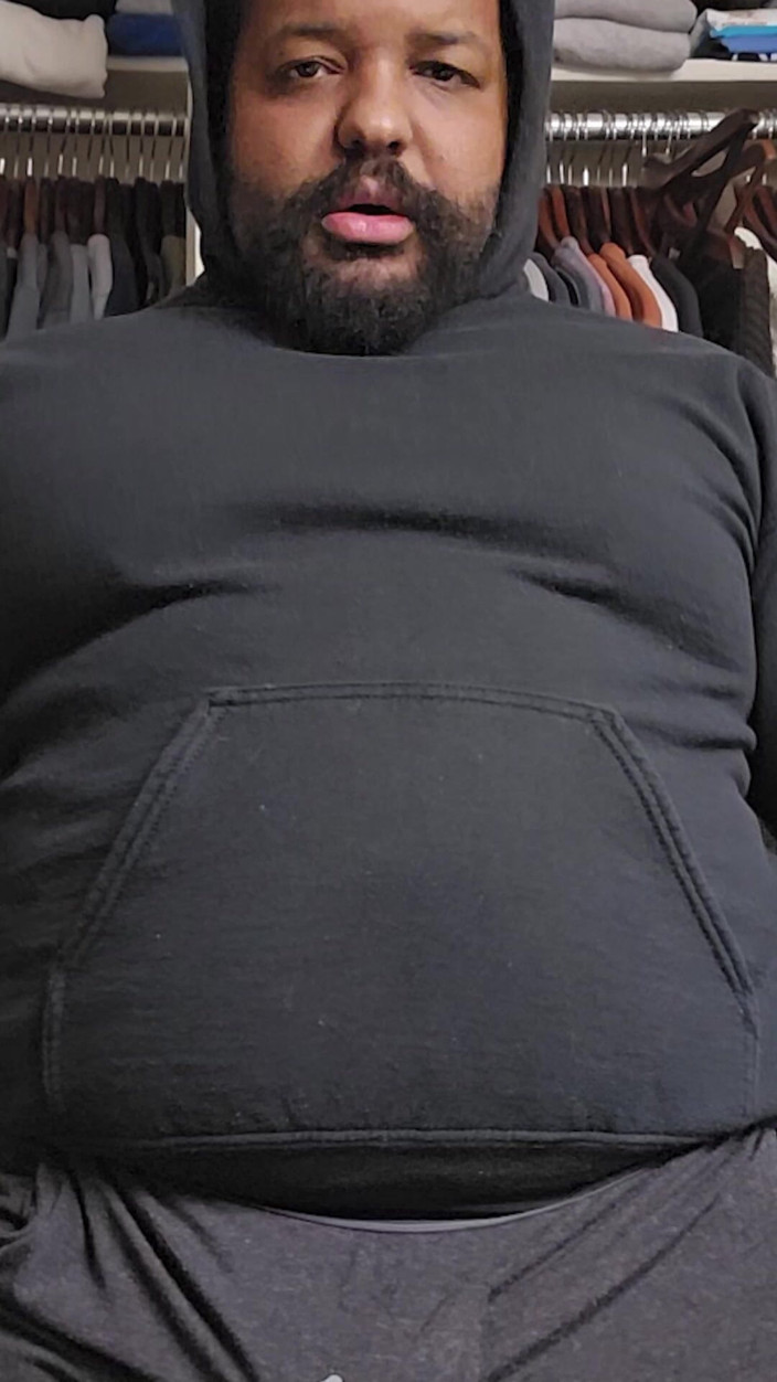 Eddie Venezuela: Un gros beau-père barbu suce une éjac dans un pantalon pyjama