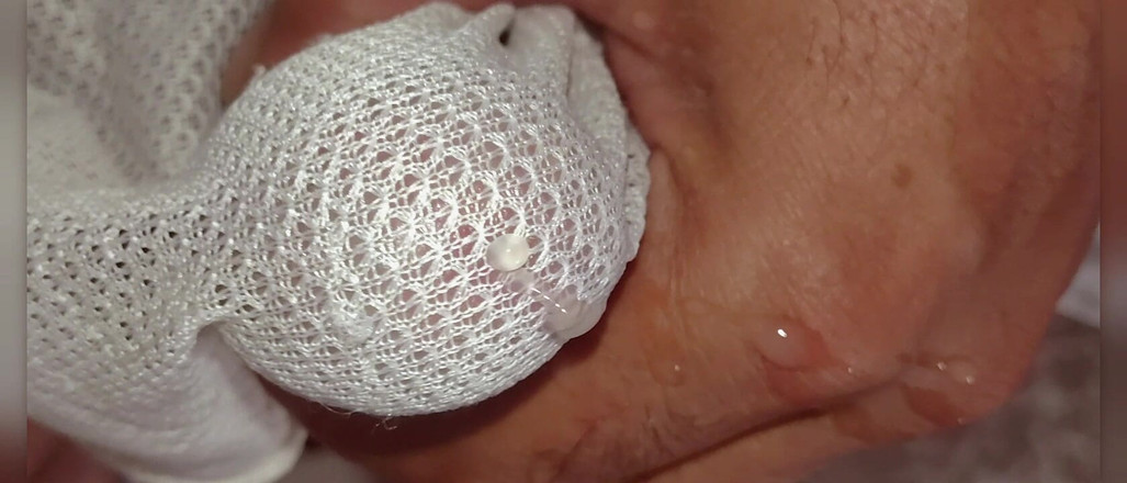 Stink HairyMale: शॉर्ट्स के माध्यम से कमिंग