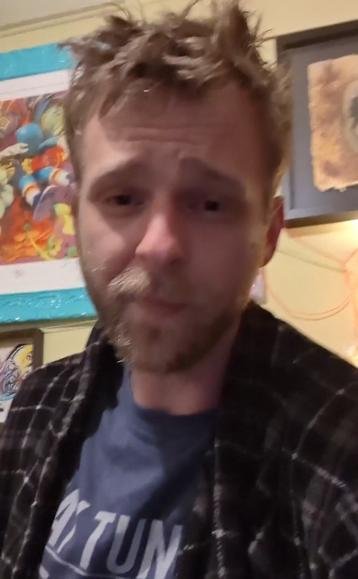 Samuel: Mi sto semplicemente rinfrescante dopo una lunga giornata di pianificazione...