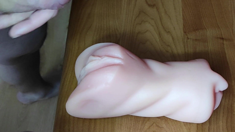 Renne Omega: Une chatte sexy et étroite se fait baiser puissamment par une énorme...
