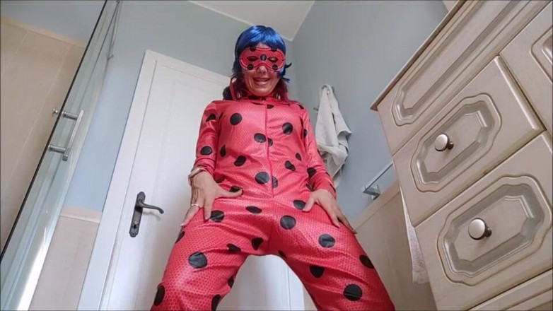 savannahamatoriale: hands up for lady bug!