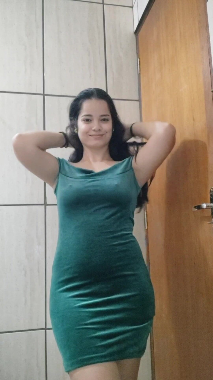 Debora Mendes: 私と一緒にドレスアップ - 緑のドレスと挑発的なルック