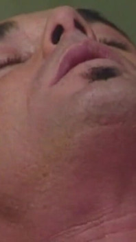 Dojrzała milf daje niechlujne obciąganie przed gorącą twarzą