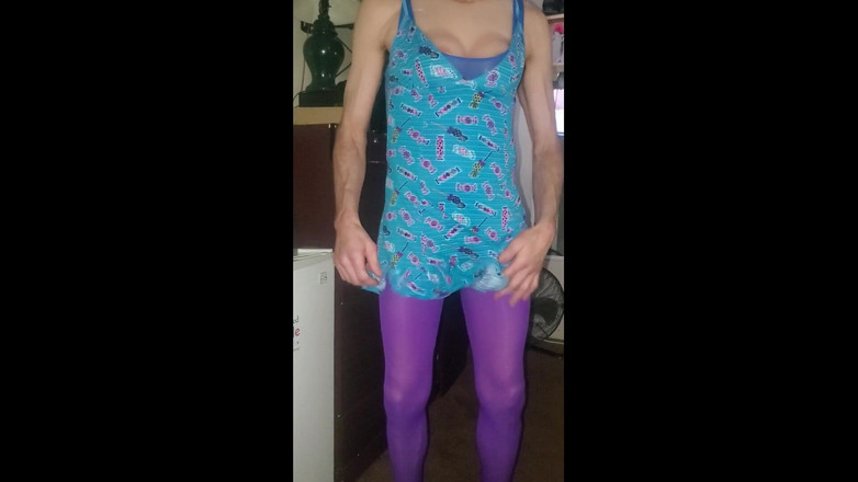 Crossdressers Cd Michelle wearing sexy lingerie: Cdmichelle трясе дупою в блакитній сукні, блакитний боді, фіолетовий нейлон