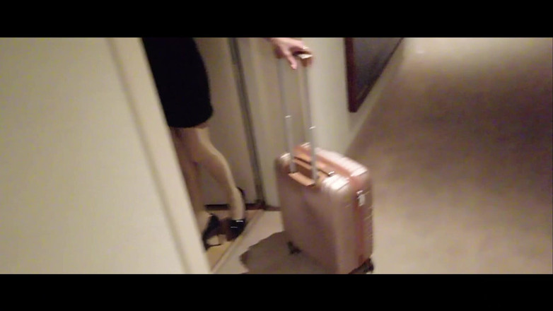 LauraOnHeels: MILF w rajstopach i szpilkach spaceruje po korytarzach hotelu