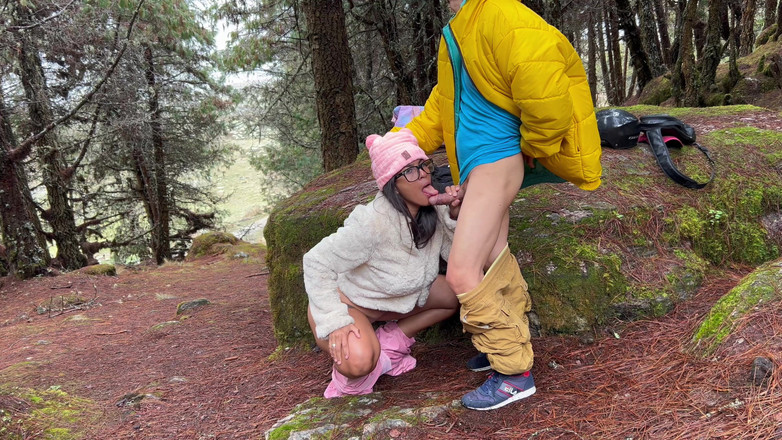 Lady: Rondborstige en weelderige stiefmoeder zuigt de pik van een oude...