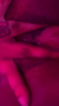 Negresă excitată țâțoasă Își umple pizda cu un vibrator imens