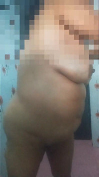 화장실에서 섹시한 아줌마의 큰 엉덩이를 따먹는 인도 스타일 섹시 댄스