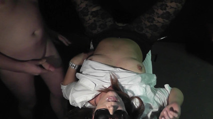 Cumdrinking Wife: Gangbang und angepisst von 8 typen