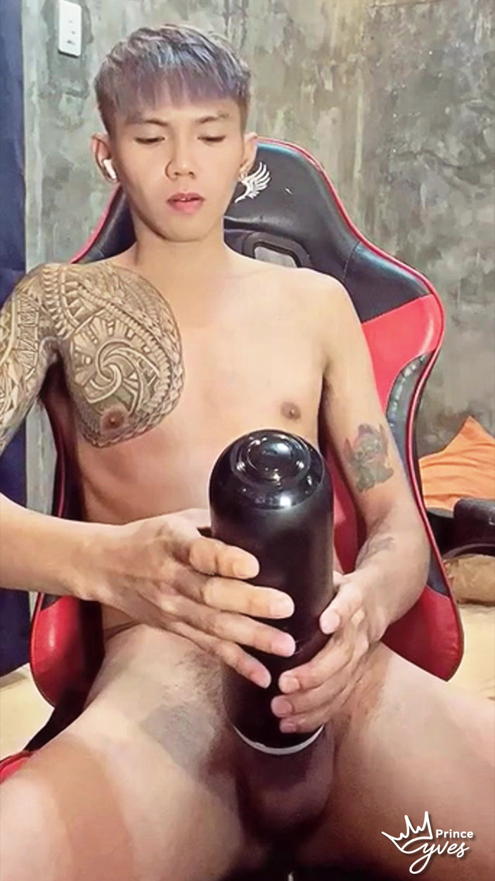 Prince-Yves: Pinoy Nadržený Inked Twink si hraje s jeho masturbátorkou hračkou