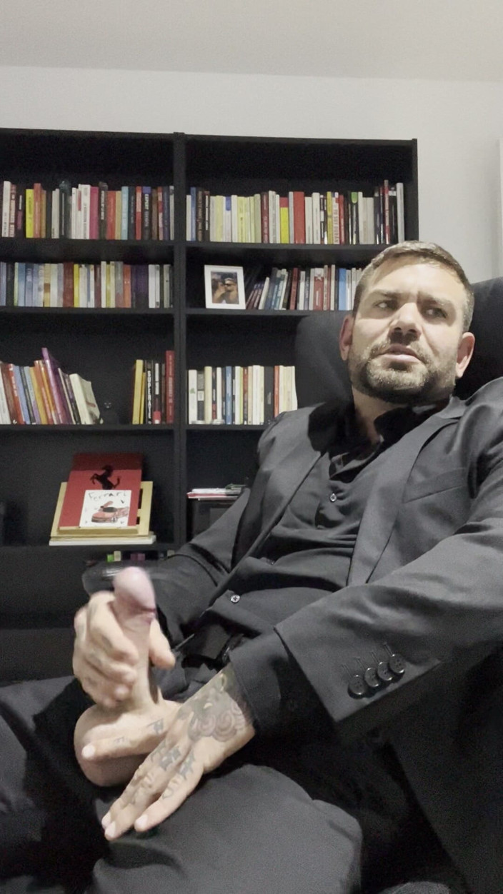 Juan Lucho Gay: 帅哥穿着西装自慰