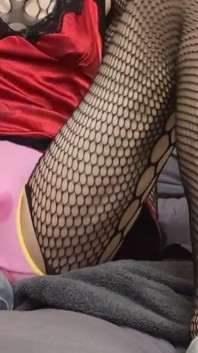 Un garçon en culotte baise un trou avec un gode à travers une culotte d’une fille, éjaculation sans les mains