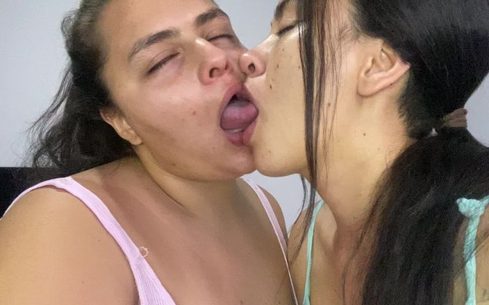 Zoe & Melissa: Lesbian seksi lagi asik ciuman pakai lidah