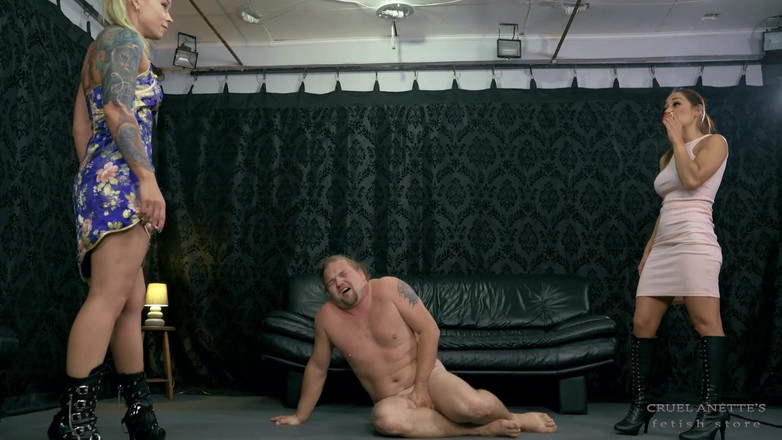 Cruel Anettes fetish world: 观看一部破坏球的电影
